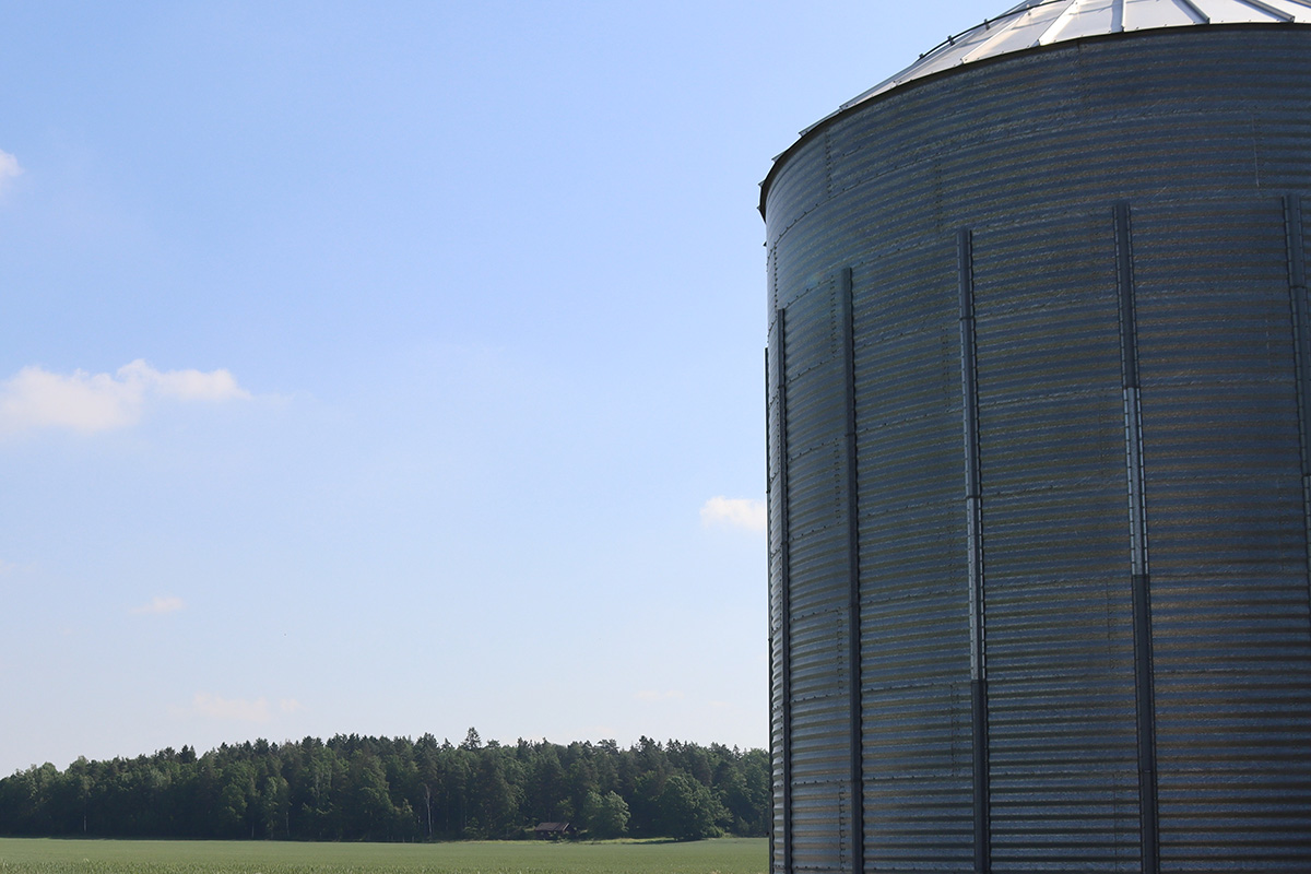 Silo med skog i bakgrunden